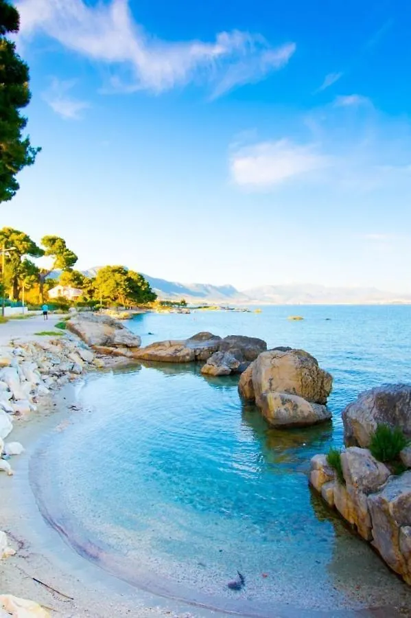 Apartment Eso Kastela 0*,  Croatia